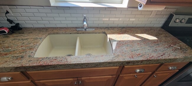 DEEP SINK & GRANITE COUNTERTOP - 212 S Main St
