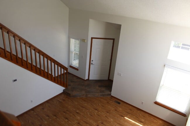 Building Photo - Gorgeous 2 Story End Unit in Lakewood!