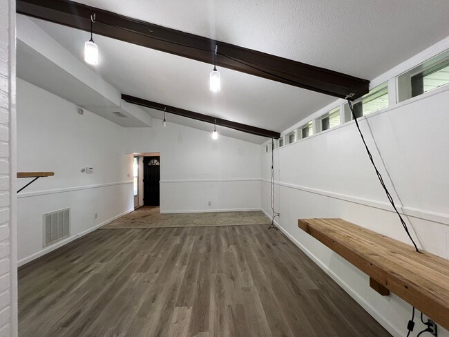Building Photo - ADORABLE CONTEMPORARY 2 BEDROOM IN THE HEART OF WEST HILLS!!!