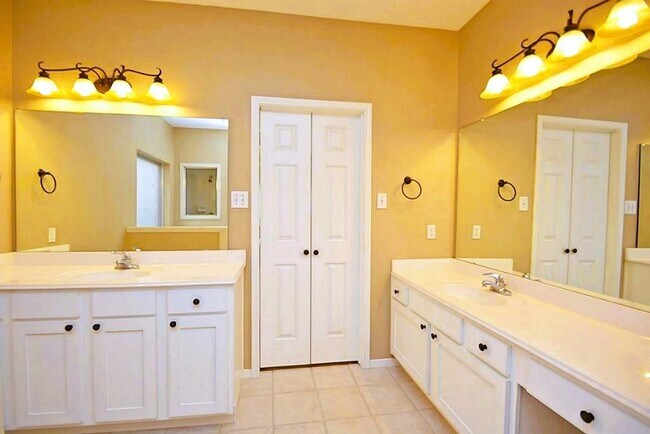 Building Photo - 21523 Santa Clara Dr