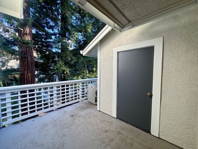 Building Photo - 2600 Oak Rd