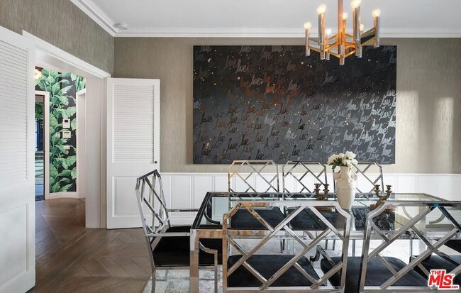 Building Photo - 1514 Sunset Plaza Dr