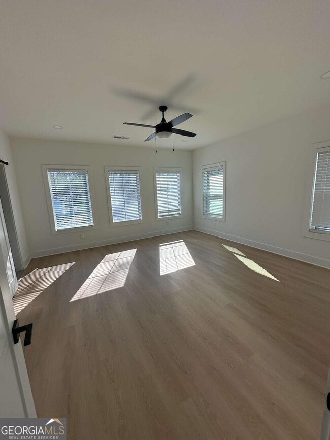 Building Photo - Room in Duplex on Plaza Ave SW