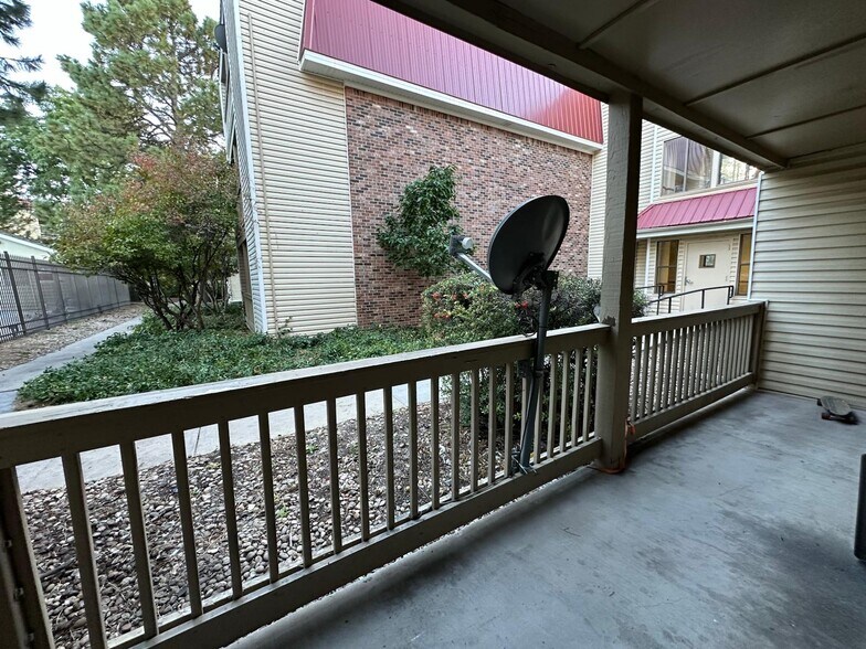 Building Photo - 14740 E Kentucky Dr