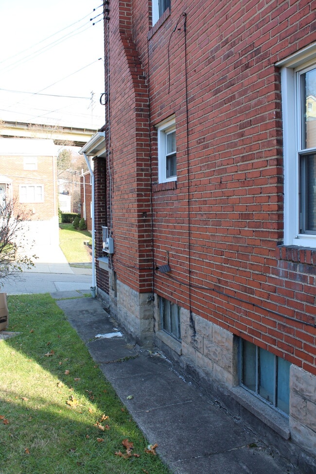 Building Photo - 749 Hampshire Ave