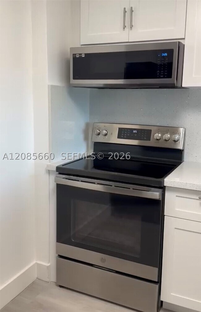 Building Photo - 9125 SW 77th Ave