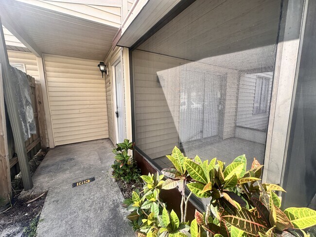 Building Photo - 1013 Spring Meadow Dr