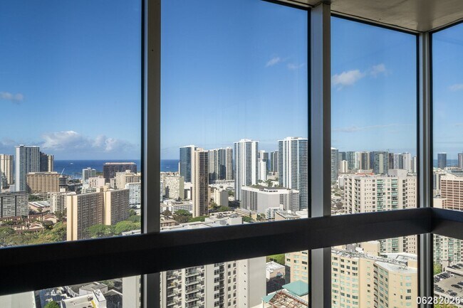 Building Photo - 2 Bd/2 Ba/1 Parking Condo in Banyan Tree Plaza, Honolulu