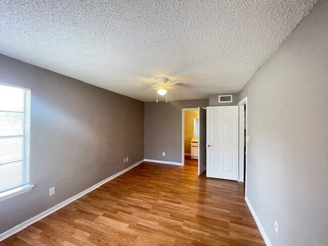 Building Photo - First Floor 1 Bedroom Condo In Orlando Area!