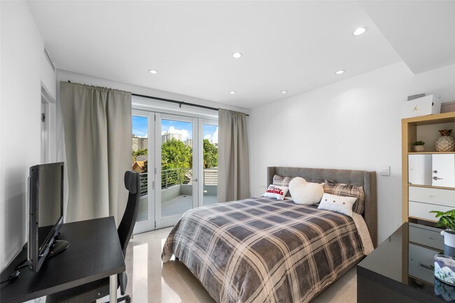 Building Photo - 3300 NE 39th St