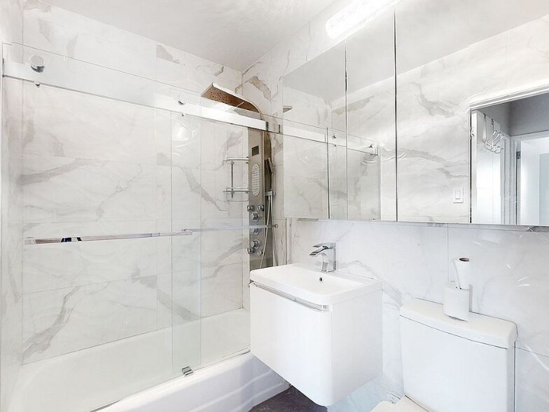 Building Photo - 2925 W 5th St