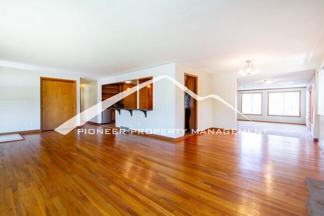 Building Photo - Spacious Home on Quiet Street with 2 Car Garage and Central A/C