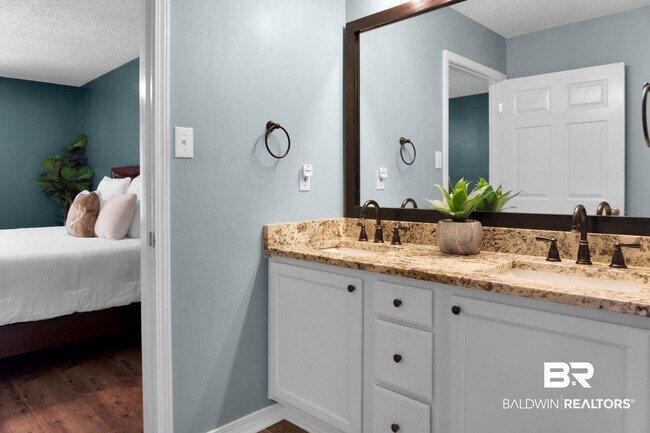 Building Photo - 8254 Magnolia Village Dr N