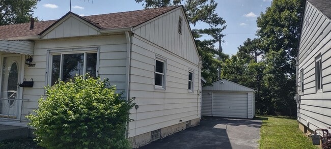 Building Photo - Charming Mid-Century Ranch in North Linden!