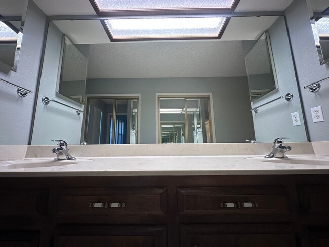 Building Photo - NW Visalia Home Coming Soon!