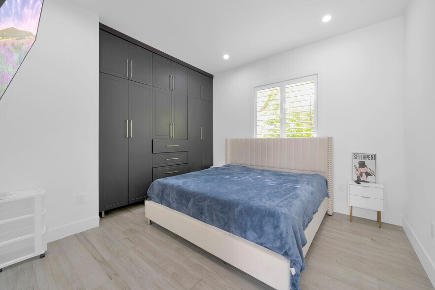 Building Photo - 5720 Coral Way