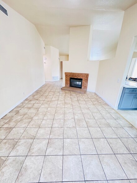 Building Photo - 2498 Ross Ave