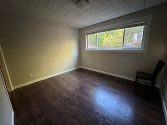 Building Photo - GORGEOUS Avenues Home!!!