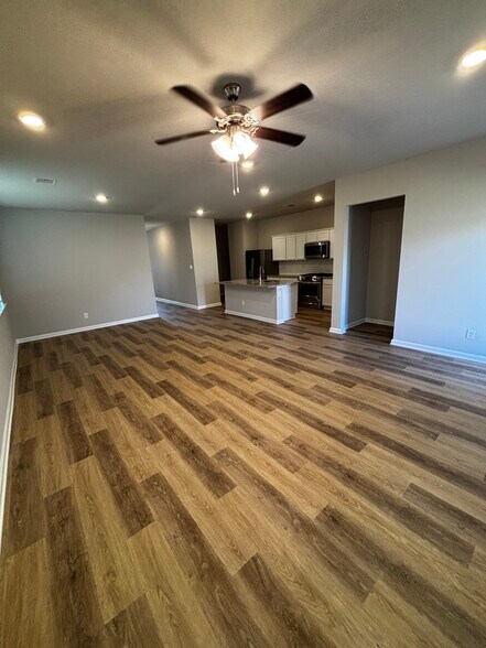 Building Photo - 5928 Pier Park Ave