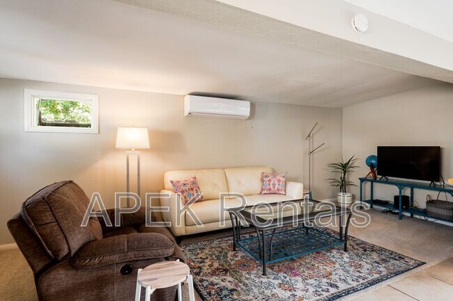 Building Photo - 477 E Vía Colusa