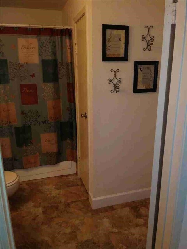 Building Photo - 833 Riverside Dr