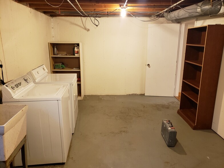 Building Photo - 2146 Rugen Rd