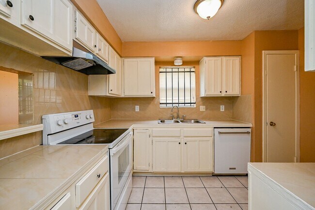 Building Photo - Nice 4 bd Rm Single Family Home