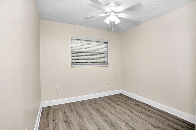 Building Photo - 557 Buckingham Ave