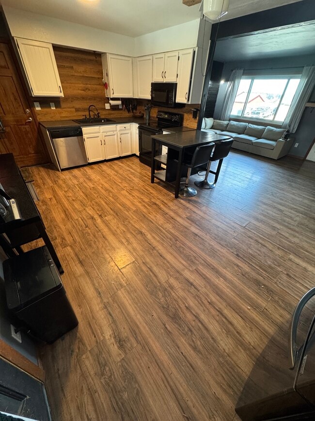 Building Photo - 417 Skyway Dr