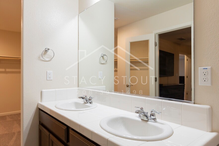 Building Photo - 1385 Deerwood St