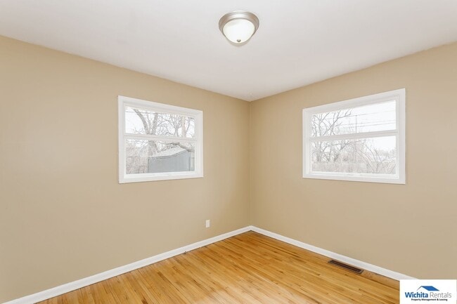 Building Photo - 2 bedroom duplex with bonus room