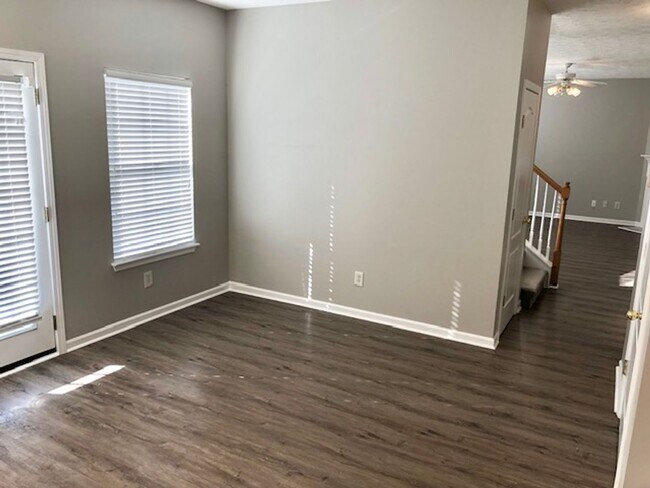 Building Photo - 4 bed, 2.5 Bath Home w/ 2 Car Garage in Franklin Green