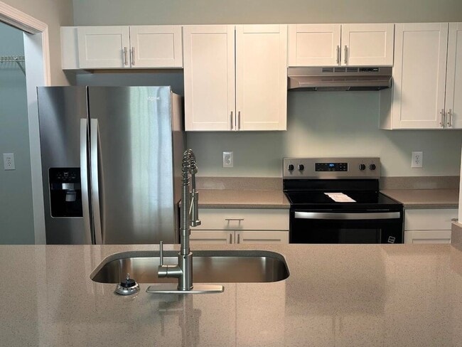 Building Photo - Newly Renovated 3 Bedroom Duplex~