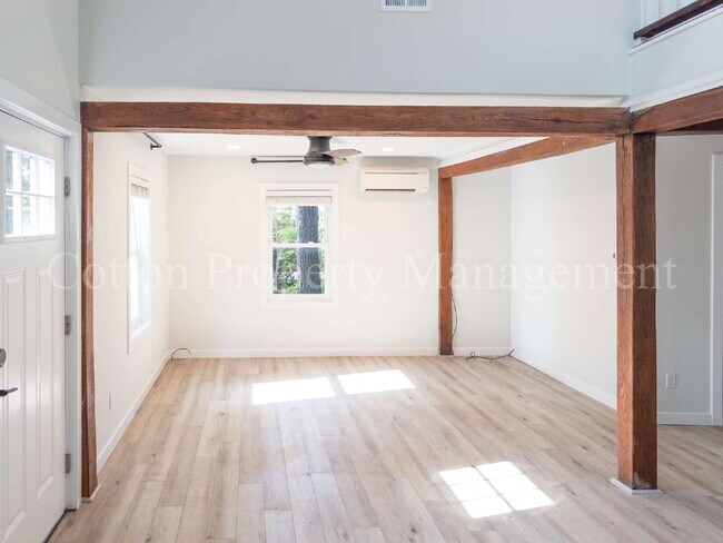 Building Photo - 2 BD/ 1 BA // Cottage Get Away just off of 42nd St // $1,875 per month // Pet Friendly*