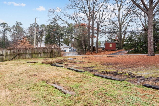 Building Photo - "Charming Historic 2-Bed Oasis in Durham –...