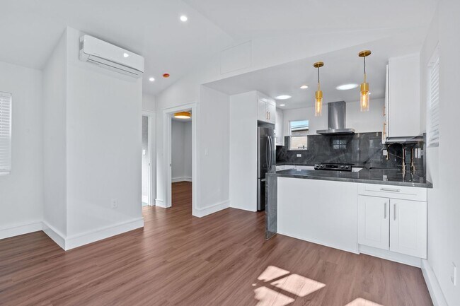 Building Photo - Beautifully Renovated 1-bedroom/ 1-bathroom ADU