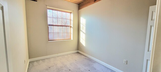 Building Photo - 2 Manchester St