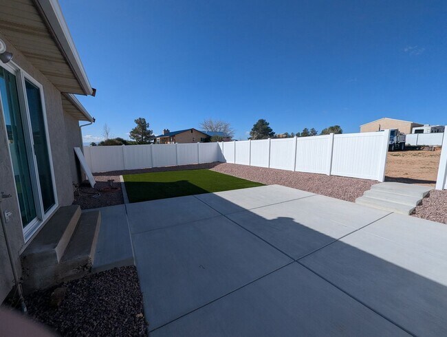 Building Photo - Quiet neighborhood, 3 bedroom, 2 bath home, huge front patio/deck, RV parking!