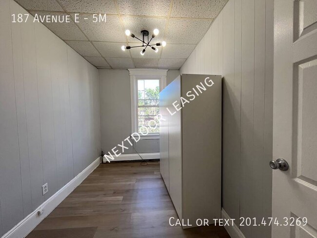 Building Photo - 187 Ave E