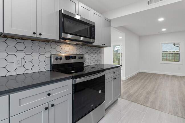 Building Photo - Beautiful fully renovated 5 bed 2 bath House with a sun room and large yard