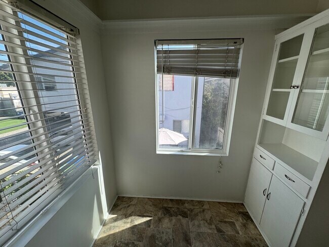 Building Photo - 9217 Alcott St