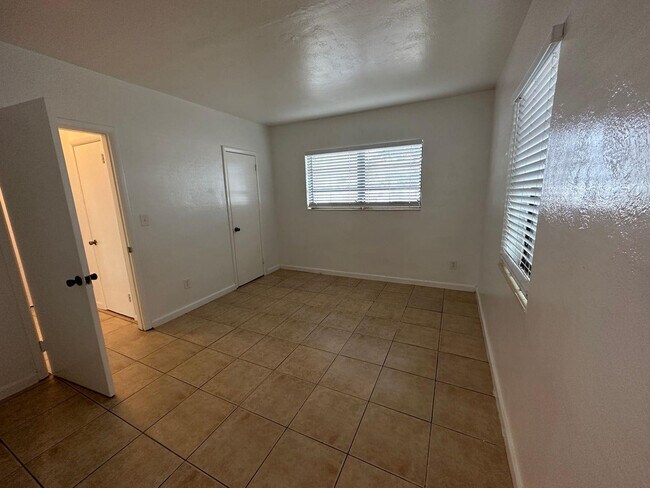 Building Photo - 530 N 20th Ave