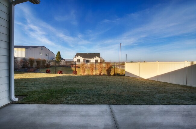 Building Photo - Newer home in Meridian  2100Sqft, Goldengrove Sub., Room for all of your Toys