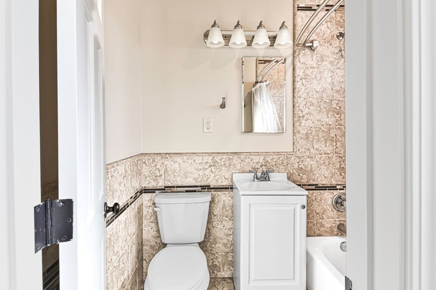 Building Photo - 1324 N Peterson Ave