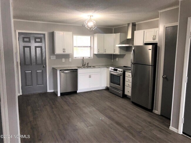Building Photo - 100 Ravenwood Dr