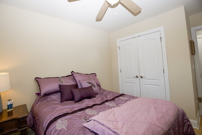Building Photo - Charming 3 BR/2BA Ranch with fully fenced ...