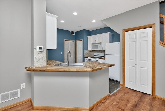 Building Photo - NEAR OTTER CREEK GOLF COURSE!! 2 Bedroom, 1.5 Bathroom in Northeast Ankeny