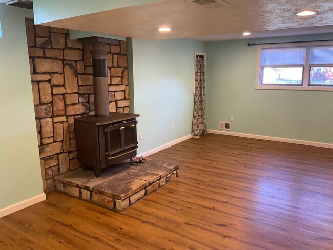 Building Photo - Spacious 3bed 3 bath Split-Level in Bethel Park – Updated Interiors & Private Backyard Oasis