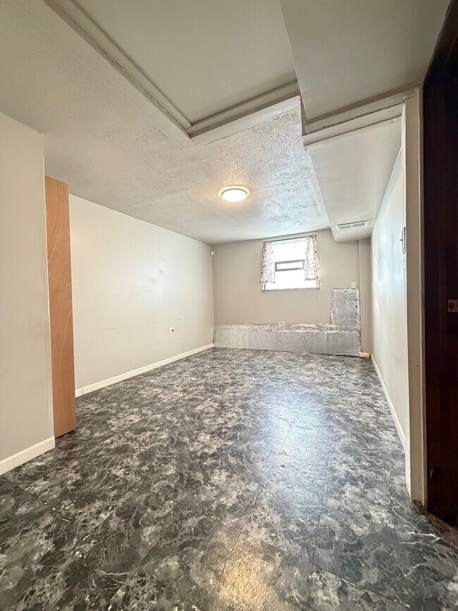 Building Photo - 450 E Mulberry Ct