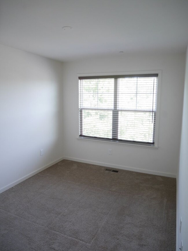 Building Photo - Stunning 3 Bedroom Townhouse Easton, MD